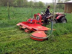 Humus AFLR 3200 | Das Ausmähen zwischen den einzelnen Zaunpfählen läuft vollautomatisch mit Federzug
