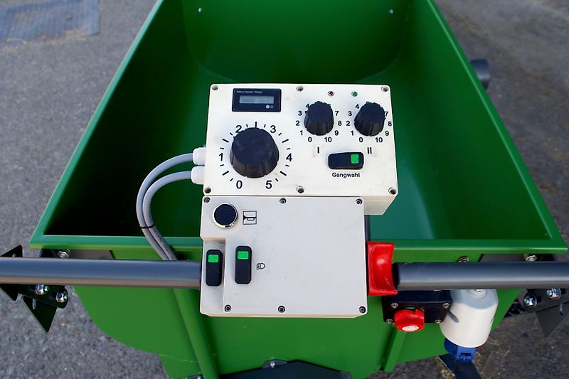 Elektrisch angetriebener Futterwagen mit Förderschnecke Rinder 400L