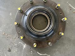 John Deere HUB,DRIVE AXLE (used) - John Deere 6020, 6030, 6M, 6R