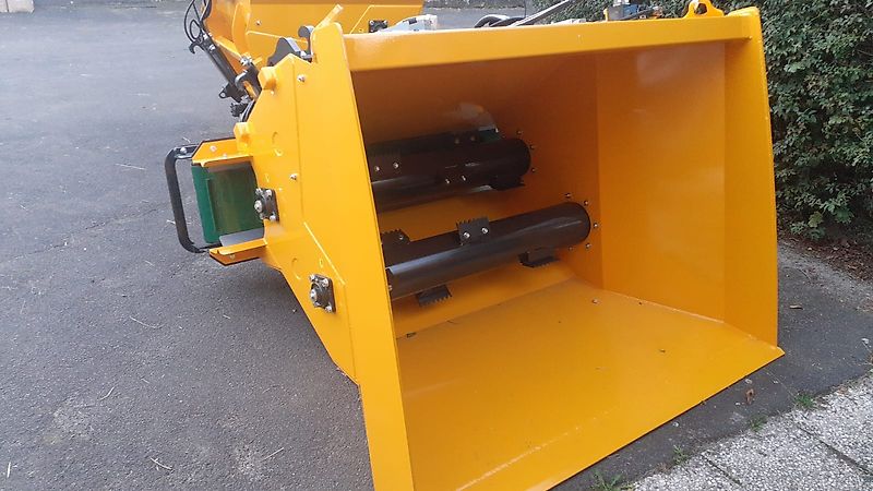 VDMJ CV2R-1700 Liegeboxen Einstreumaschine Mais - TMR Verteilschaufel Kompostverteiler