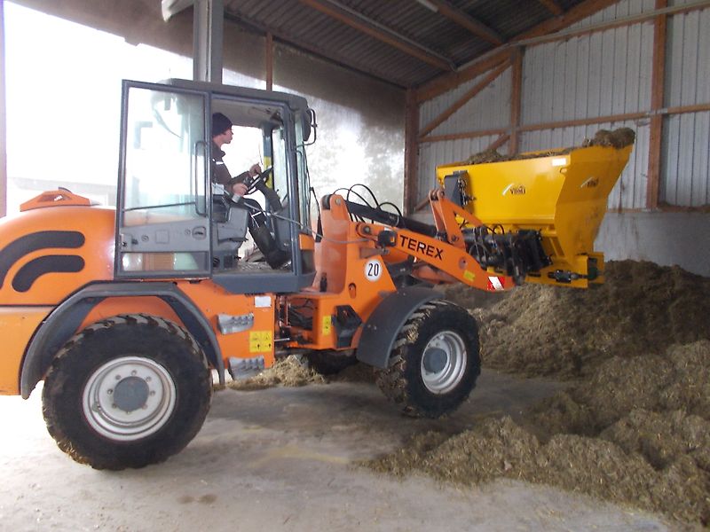 VDMJ CV2R-1700 Liegeboxen Einstreumaschine Mais - TMR Verteilschaufel Kompostverteiler