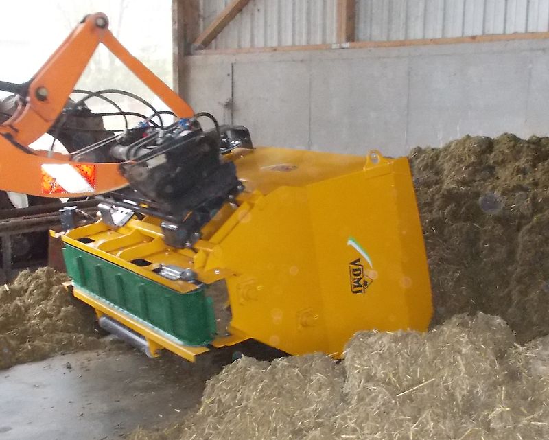 VDMJ CV2R-1700 Liegeboxen Einstreumaschine Mais - TMR Verteilschaufel Kompostverteiler
