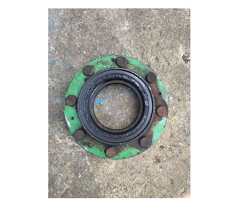John Deere HUB,DRIVE AXLE (used) - John Deere 6000, 6010, 6020