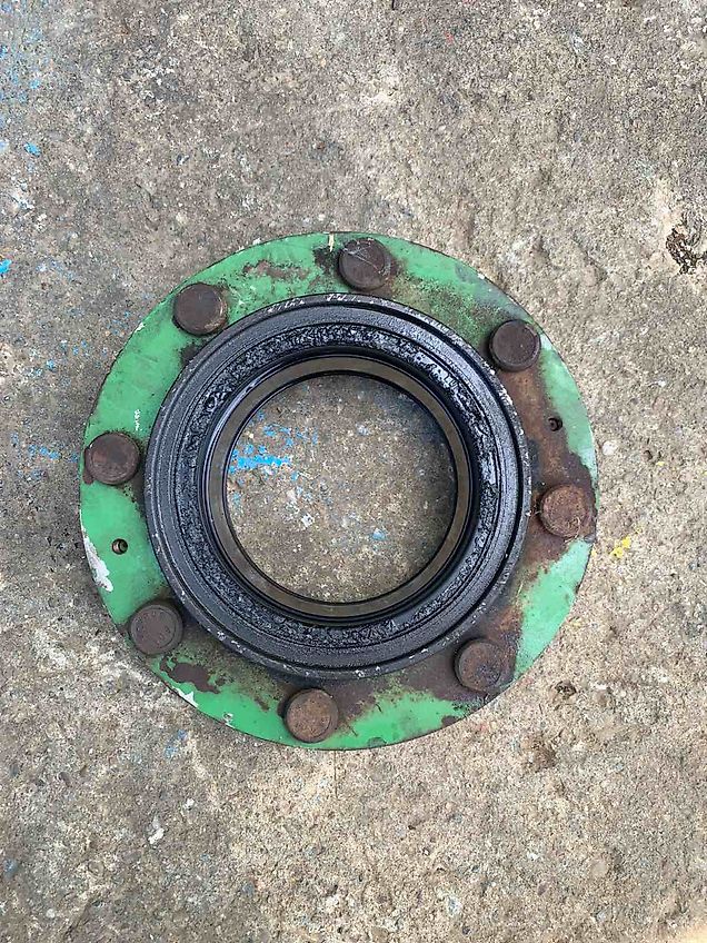 John Deere HUB,DRIVE AXLE (used) - John Deere 6000, 6010, 6020