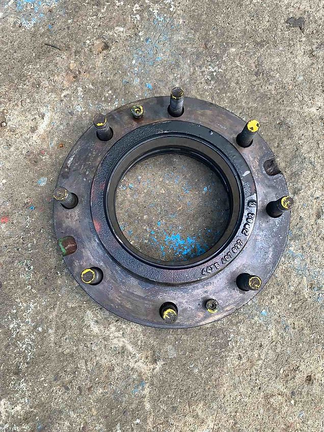 John Deere HUB,DRIVE AXLE (used) - John Deere 6000, 6010, 6020