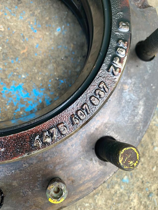 John Deere HUB,DRIVE AXLE (used) - John Deere 6000, 6010, 6020