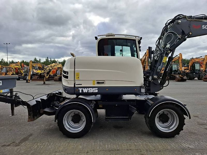 Schaeff TW95 / Engcon, Kärry, 2 kauhaa, Rasvari