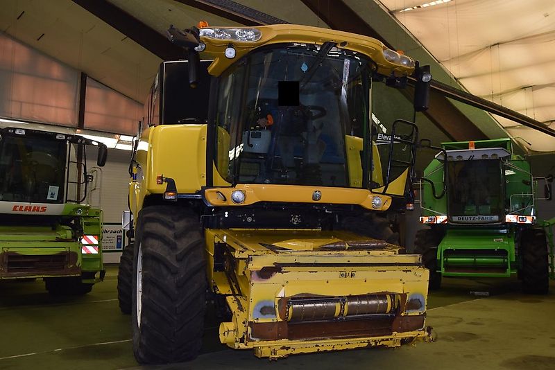 New Holland CR 9090 Elevation