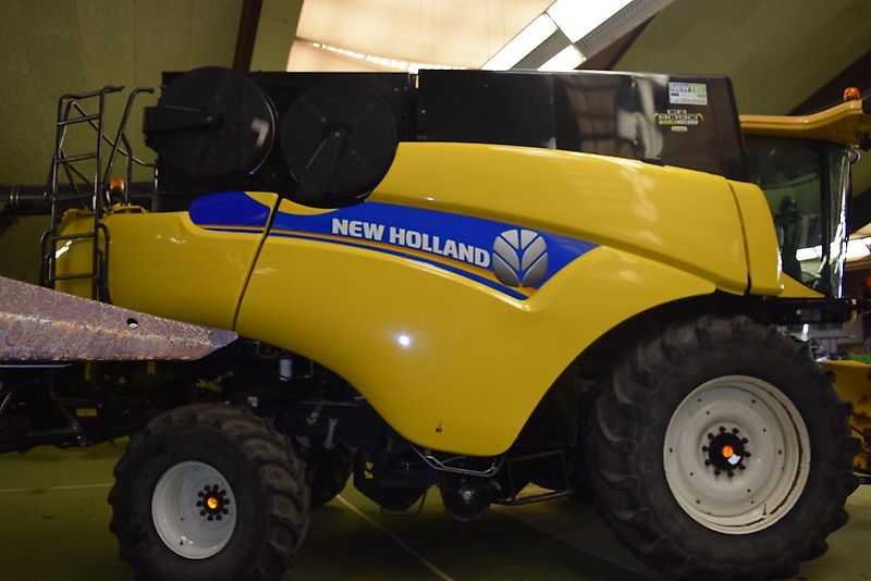 New Holland CR 9090 Elevation