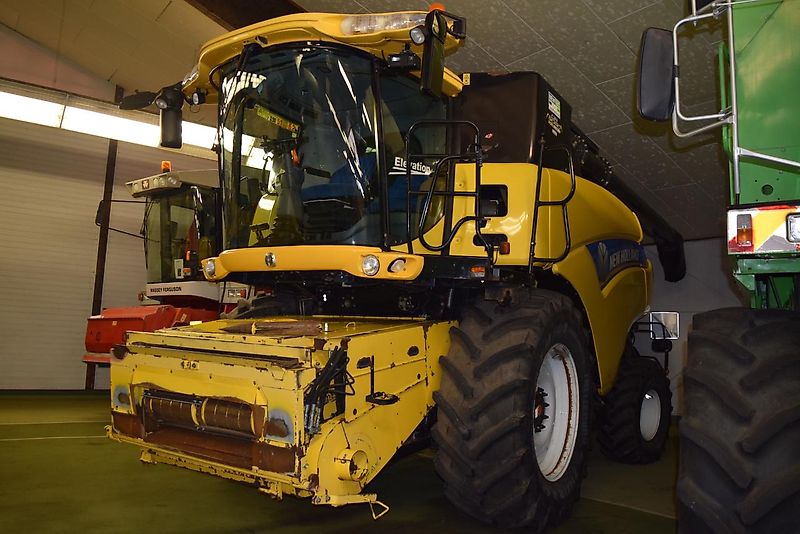 New Holland CR 9090 Elevation