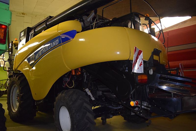 New Holland CR 9090 Elevation