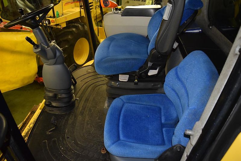 New Holland CR 9090 Elevation