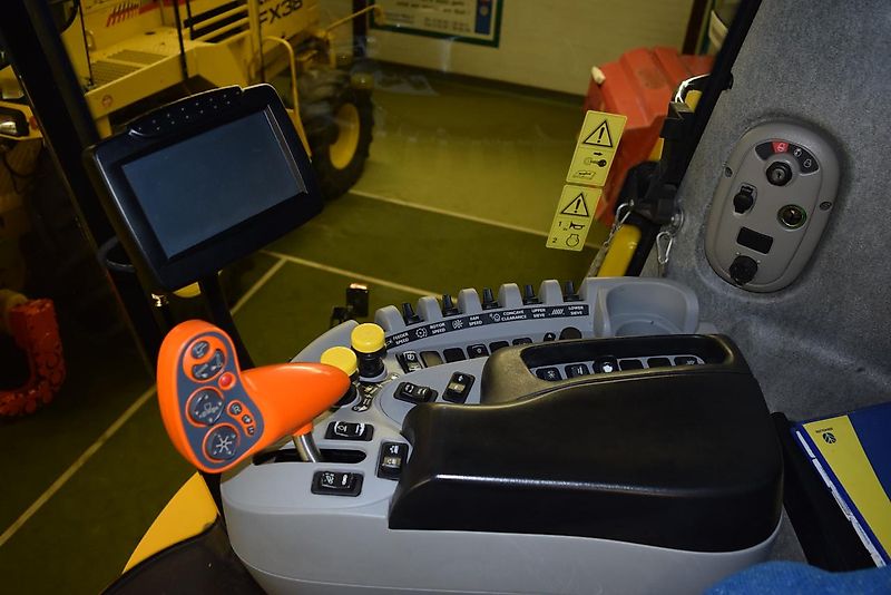 New Holland CR 9090 Elevation