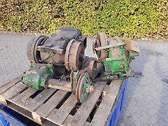 John Deere 5830
