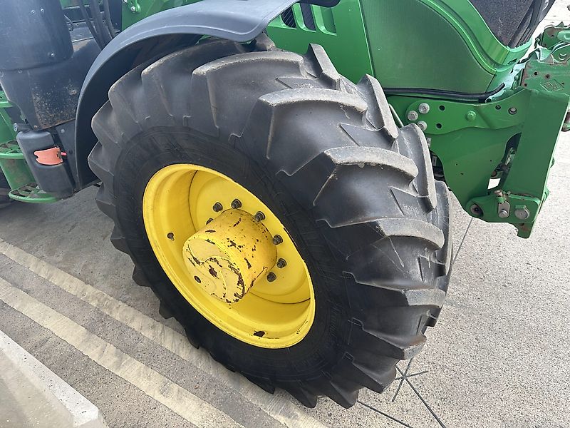 John Deere 6135R