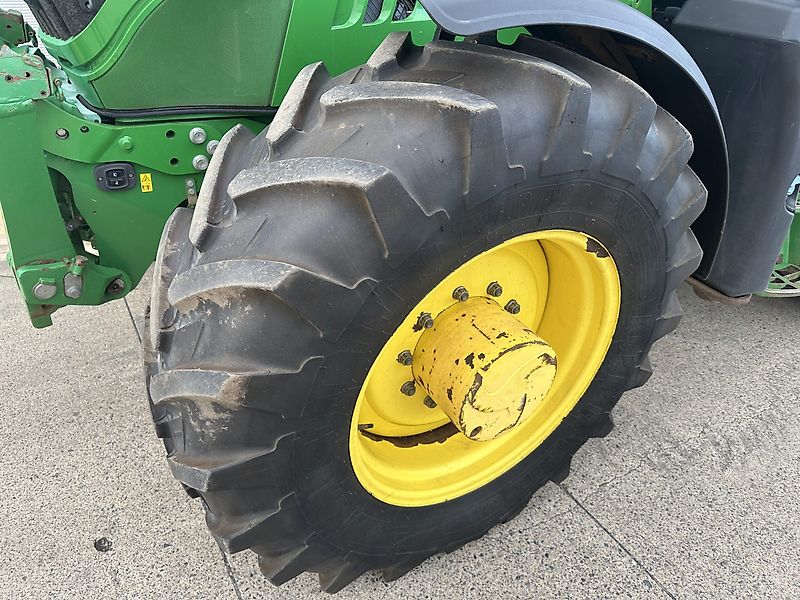 John Deere 6135R