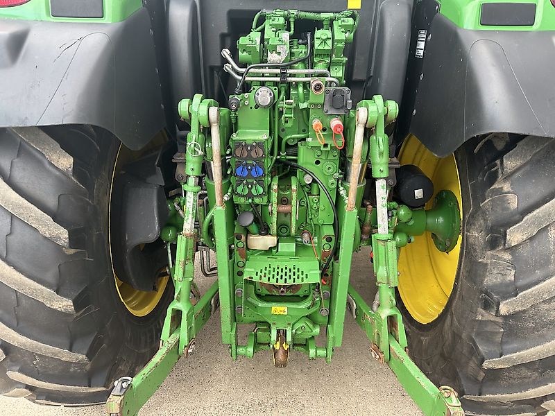 John Deere 6135R