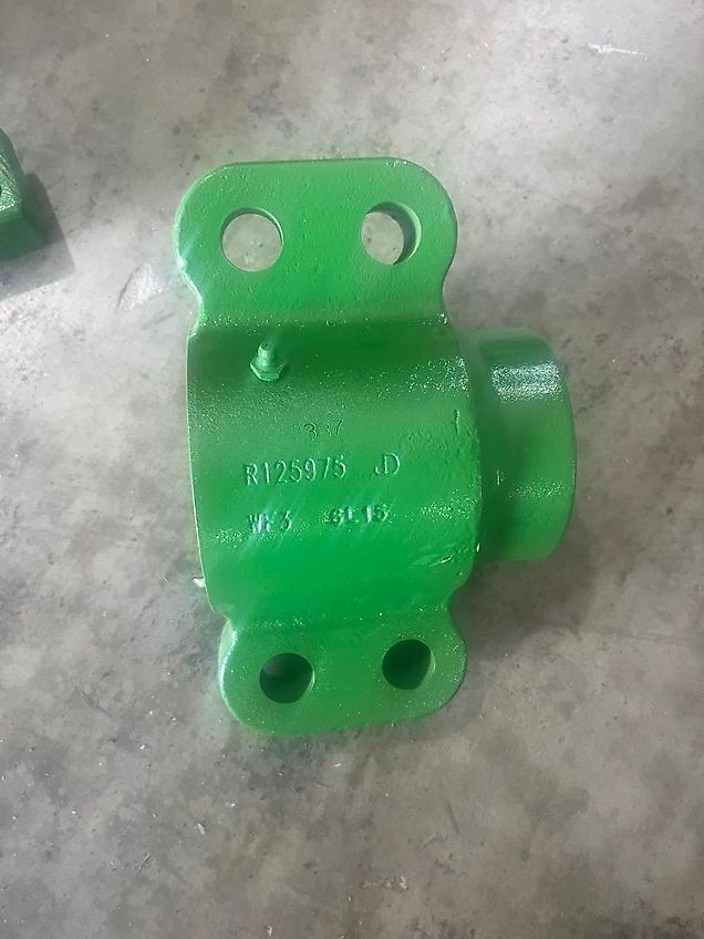 John Deere SUPPORT FOR FRONT AXLE 1300 (used) - John Deere 7R, 7010, 7020, 7030, 8010, 8020, 8030, 8000