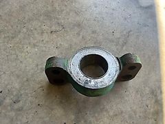 John Deere SUPPORT FOR FRONT AXLE 1300 (used) - John Deere 7010, 7020, 7030, 7R, 8010, 8020, 8030, 8000