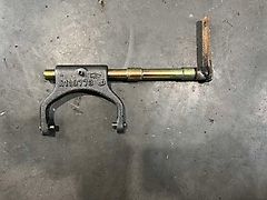 John Deere YOKE SHIFTER FOR RANGE BOX (used) - John Deere 7020, 6R, 6M, 6030, 6020, 7030, 7R