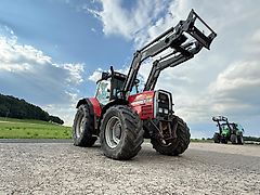Massey Ferguson 8120 Dynashift mit Frontlader