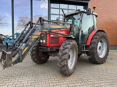 Massey Ferguson 4235 met voorlader