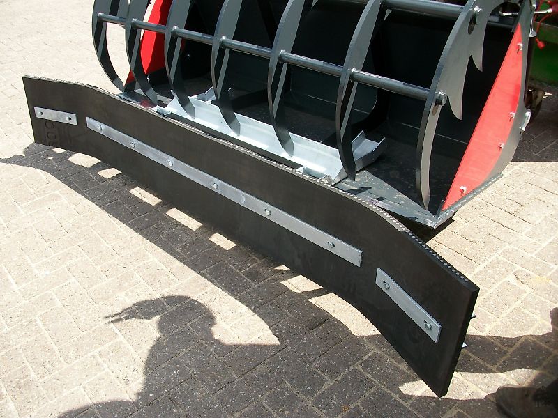 Hofstede Voer rubber sneeuw modder erf schuif schuiver pelikaanbak pelikaan bak aanbouw