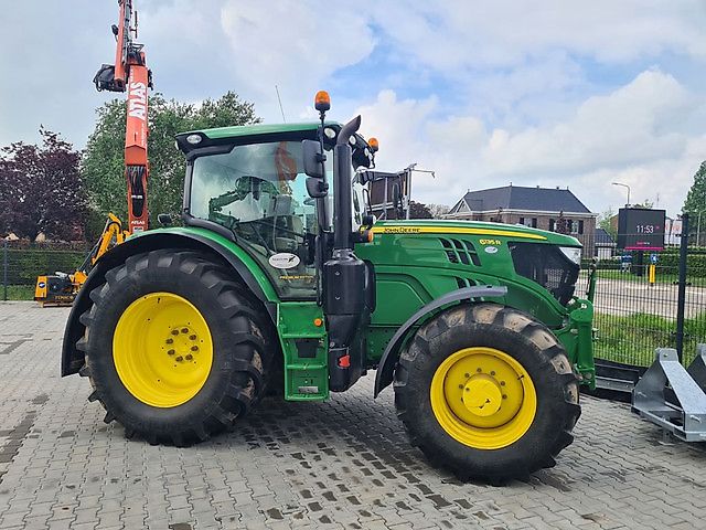 John Deere 6135R met Atlas bomenlaadkraan