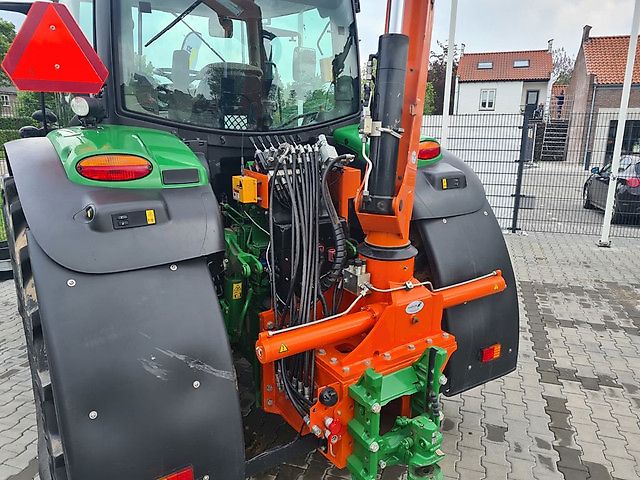 John Deere 6135R met Atlas bomenlaadkraan