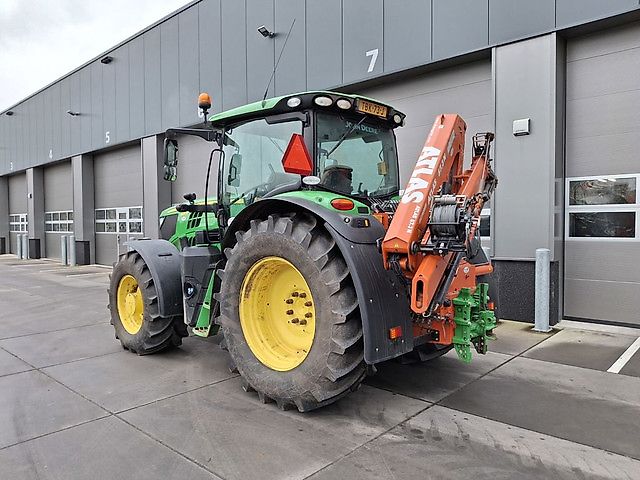 John Deere 6135R met Atlas bomenlaadkraan