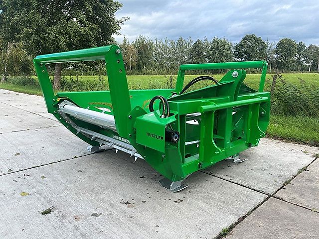 Hustler LX104