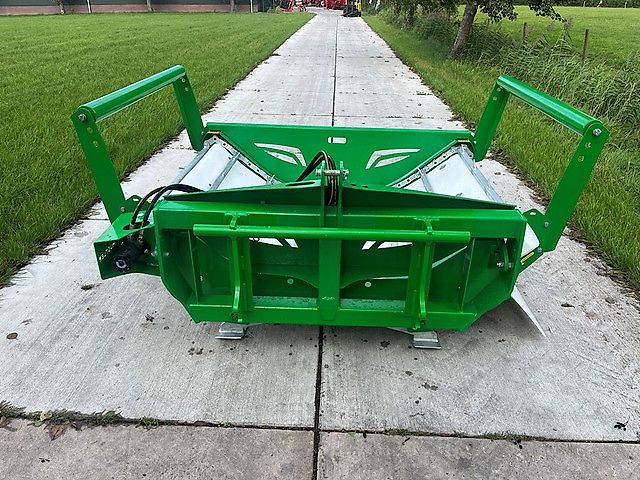 Hustler LX104